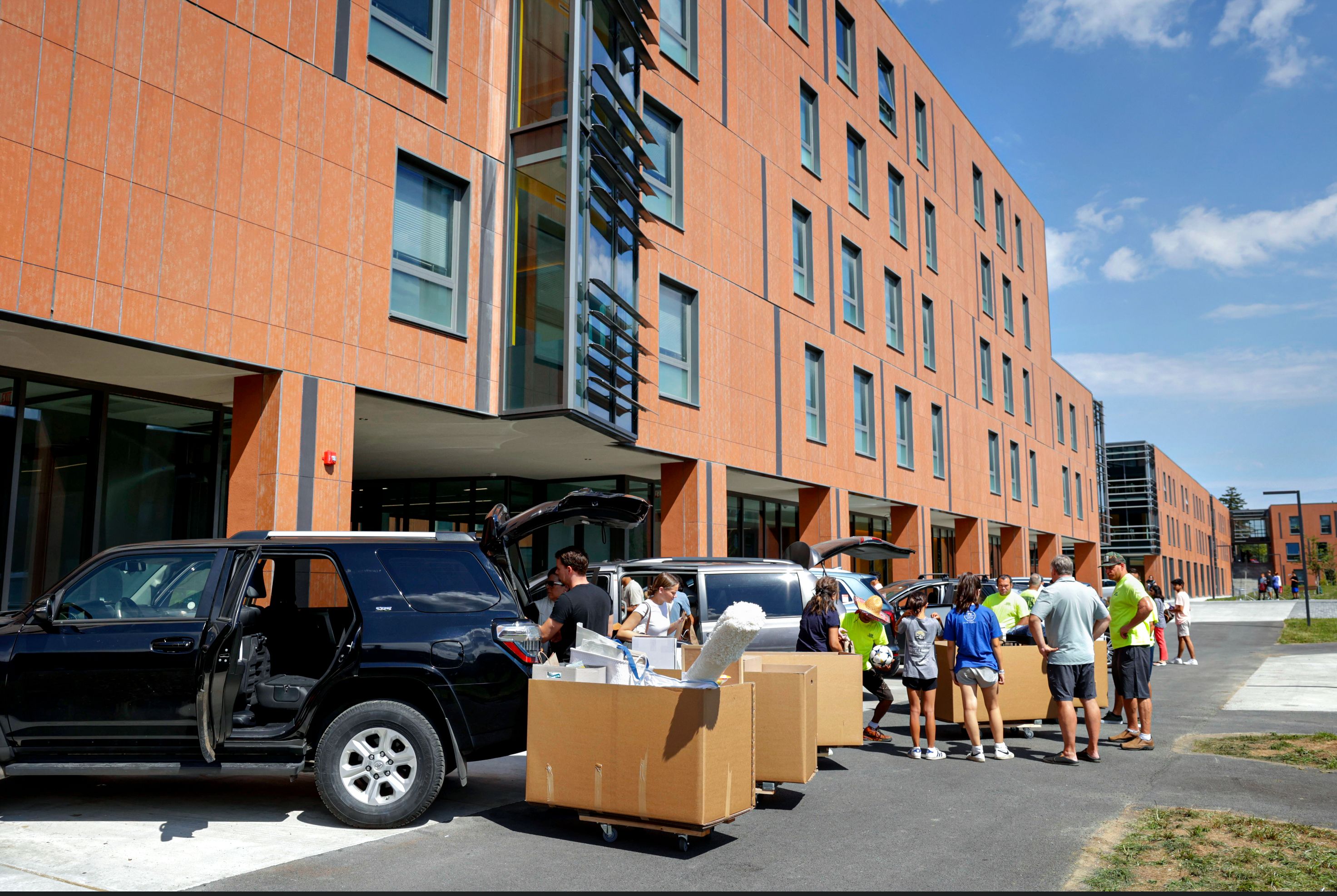 Students moving into residence halls on north campus